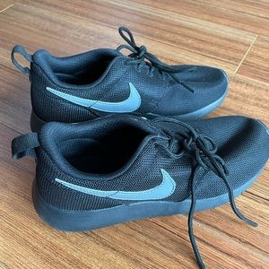 Nike Roshe Sneakers All Black